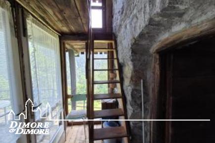 Bellissima porzione di casa Walser del 600 immersa nella natura