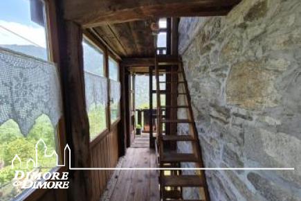 Bellissima porzione di casa Walser del 600 immersa nella natura