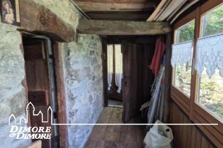 Bellissima porzione di casa Walser del 600 immersa nella natura