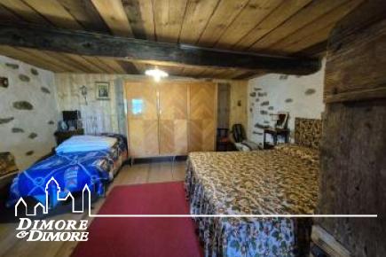 Bellissima porzione di casa Walser del 600 immersa nella natura