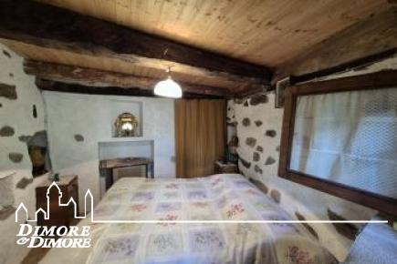 Bellissima porzione di casa Walser del 600 immersa nella natura