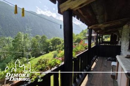 Bellissima porzione di casa Walser del 600 immersa nella natura