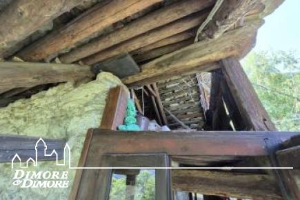 Bellissima porzione di casa Walser del 600 immersa nella natura