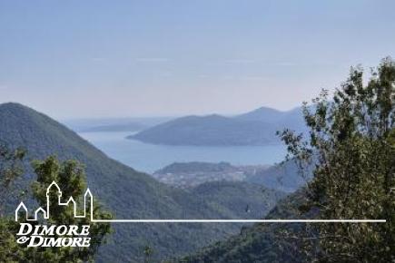 Casa indipendente immersa nella natura con splendida vista lago