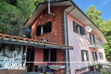 Casa indipendente immersa nella natura con splendida vista lago