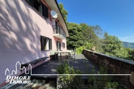 Casa indipendente immersa nella natura con splendida vista lago