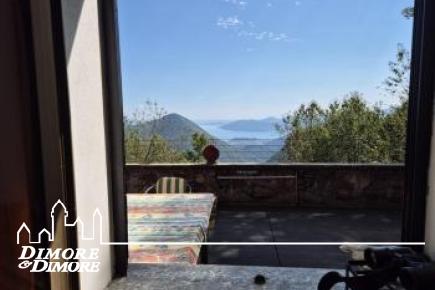 Casa indipendente immersa nella natura con splendida vista lago