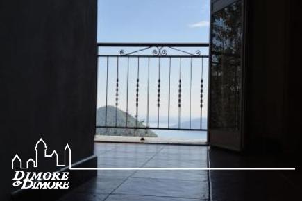 Casa indipendente immersa nella natura con splendida vista lago