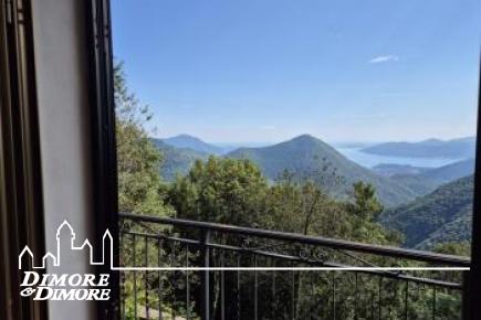 Casa indipendente immersa nella natura con splendida vista lago