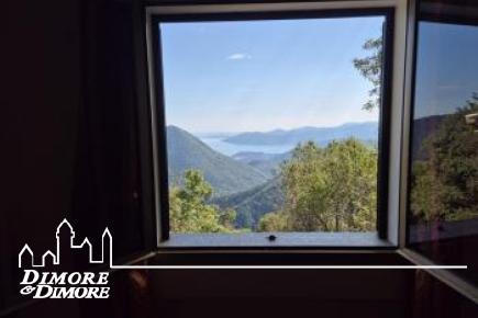 Casa indipendente immersa nella natura con splendida vista lago