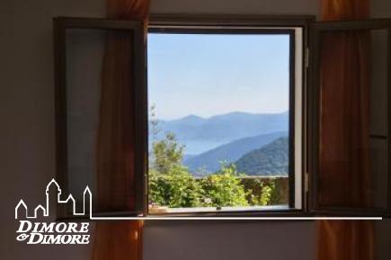 Casa indipendente immersa nella natura con splendida vista lago