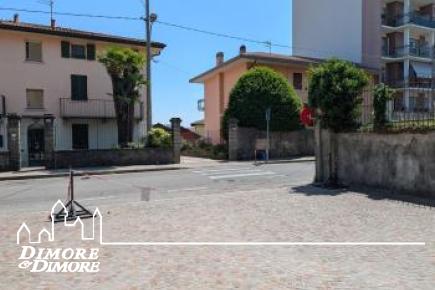 Studio ufficio in zona centrale con posti auto