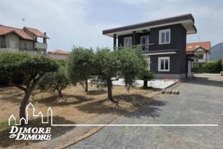 Villetta di pregio fronte mare con giardino e garage
