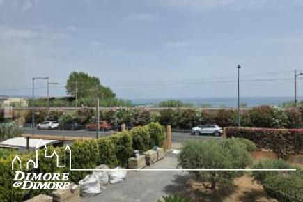 Villetta di pregio fronte mare con giardino e garage