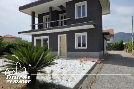 Villetta di pregio fronte mare con giardino e garage