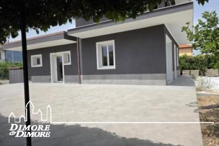 Villetta di pregio fronte mare con giardino e garage