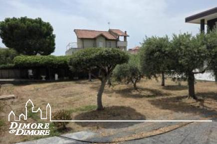 Villetta di pregio fronte mare con giardino e garage