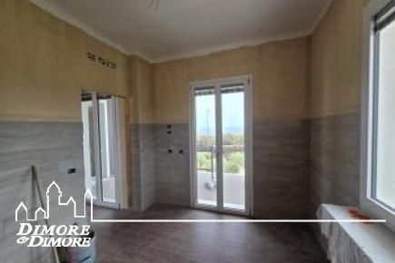 Villetta di pregio fronte mare con giardino e garage
