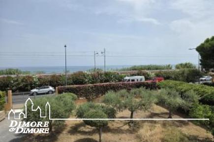 Villetta di pregio fronte mare con giardino e garage