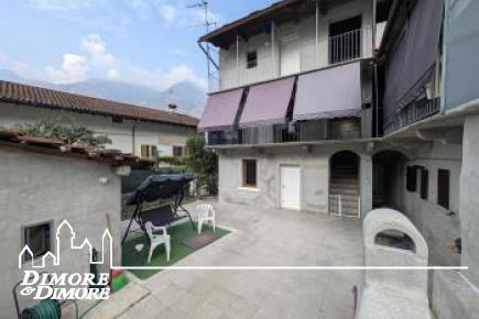 Grande casa bifamiliare indipendente con tre appartamenti