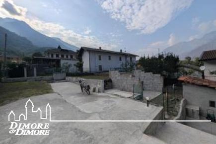 Grande casa bifamiliare indipendente con tre appartamenti