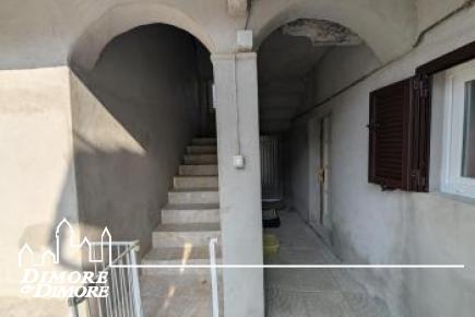 Grande casa bifamiliare indipendente con tre appartamenti