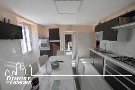Grande casa bifamiliare indipendente con tre appartamenti