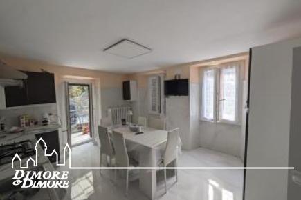 Grande casa bifamiliare indipendente con tre appartamenti