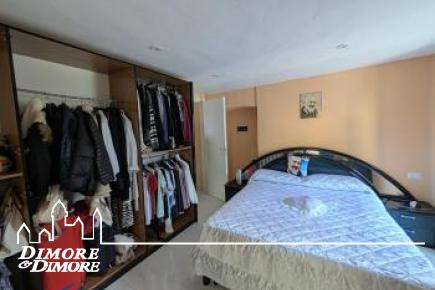 Grande casa bifamiliare indipendente con tre appartamenti