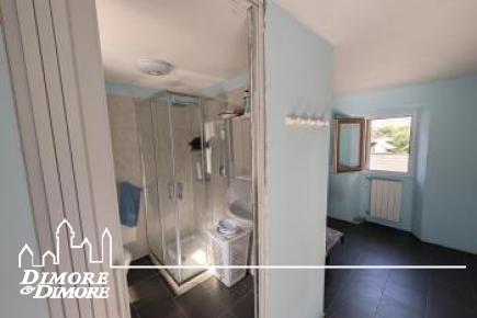 Grande casa bifamiliare indipendente con tre appartamenti