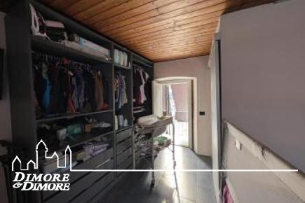 Grande casa bifamiliare indipendente con tre appartamenti