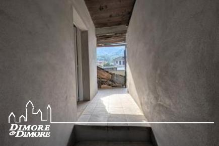 Grande casa bifamiliare indipendente con tre appartamenti