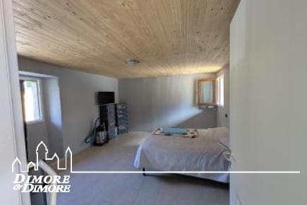 Grande casa bifamiliare indipendente con tre appartamenti