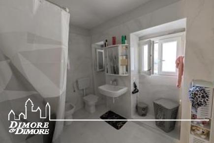 Grande casa bifamiliare indipendente con tre appartamenti