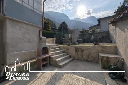 Grande casa bifamiliare indipendente con tre appartamenti