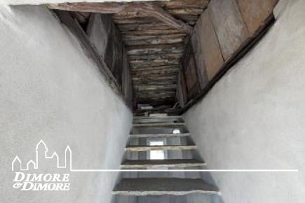 Grande casa bifamiliare indipendente con tre appartamenti