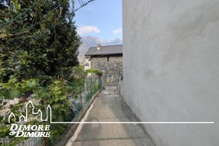 Grande casa bifamiliare indipendente con tre appartamenti