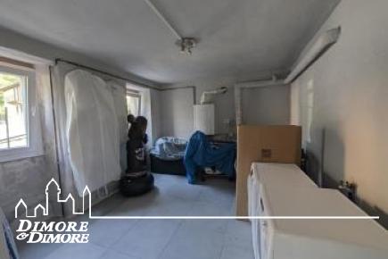 Grande casa bifamiliare indipendente con tre appartamenti
