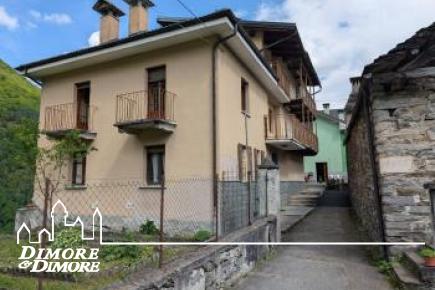 Casa indipendente con giardino grande e garage