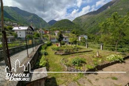 Casa indipendente con giardino grande e garage