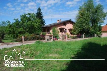 Villa in Borgo Ticino with offices and shopping area