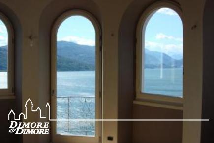 Luxuriöse Villa unter den Wäldern und Lago Maggiore