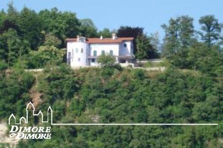 Luxuriöse Villa unter den Wäldern und Lago Maggiore
