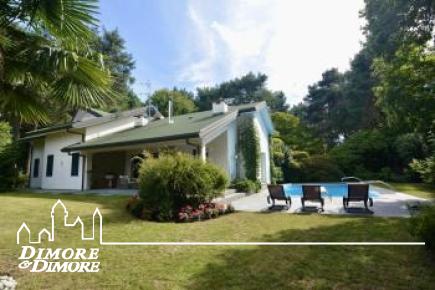 Villa in vendita a Ranco con piscina e parco