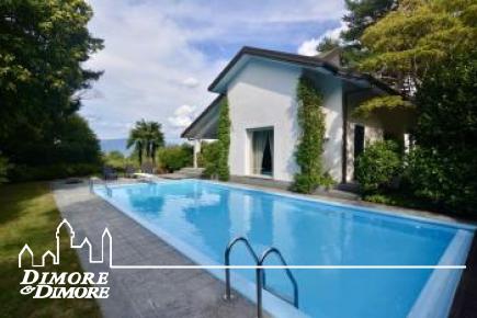 Villa in vendita a Ranco con piscina e parco