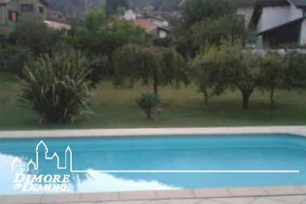 Casa a Casale Corte Cerro con piscina e giardino.