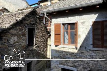 Independent stone cottage in a very sunny lake view area with 2 apartments