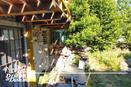 Große renovierte Hütte in sonniger Lage und umgeben von Natur
