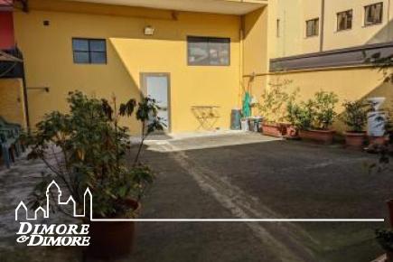 Omegna center detached house with large warehouse and garage