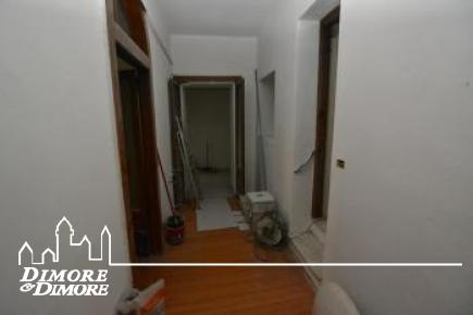 Pallanza historic center partially renovated independent townhouse